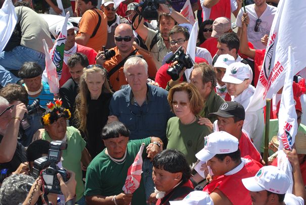 Ao centro da foto James Cameron, Diretor do filme Avatar, participando de ato público em defesa dos direitos dos atingidos organizado pelo MAB, em setembro de 2010, em Brasília. Foto: Leandro Silva.
