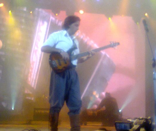 Diego Max, contra baixo.