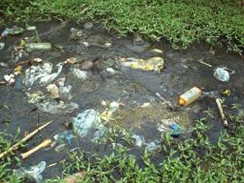 Em tese, os próprios moradores ribeirinhos são responsáveis pelo depósito de lixo nos rios.