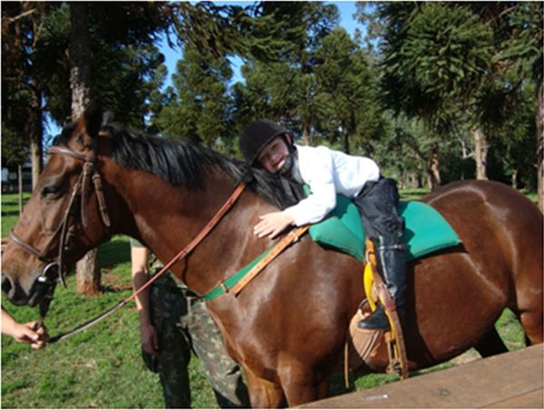 Paciente Roberto trabalhando com a “equoterapeuta Suzi".