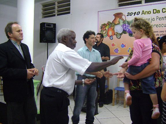 Igreja Pentecostal do Brasil realiza unção dos fiéis.