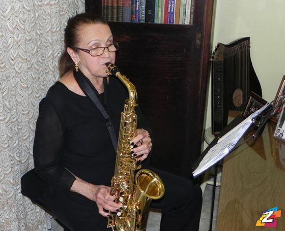 Rosamélia está encarando um dos desafios mais interessantes de toda a sua vida, tocar saxofone.
