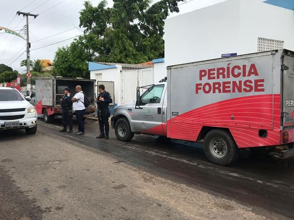 Vítimas de tiroteio foram levadas para Perícia Forense em Milagres, no Ceará — Foto: Edson Freitas